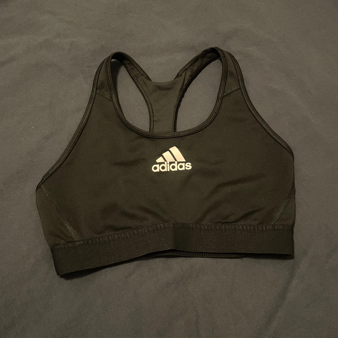 Svart sporttopp från Adidas
