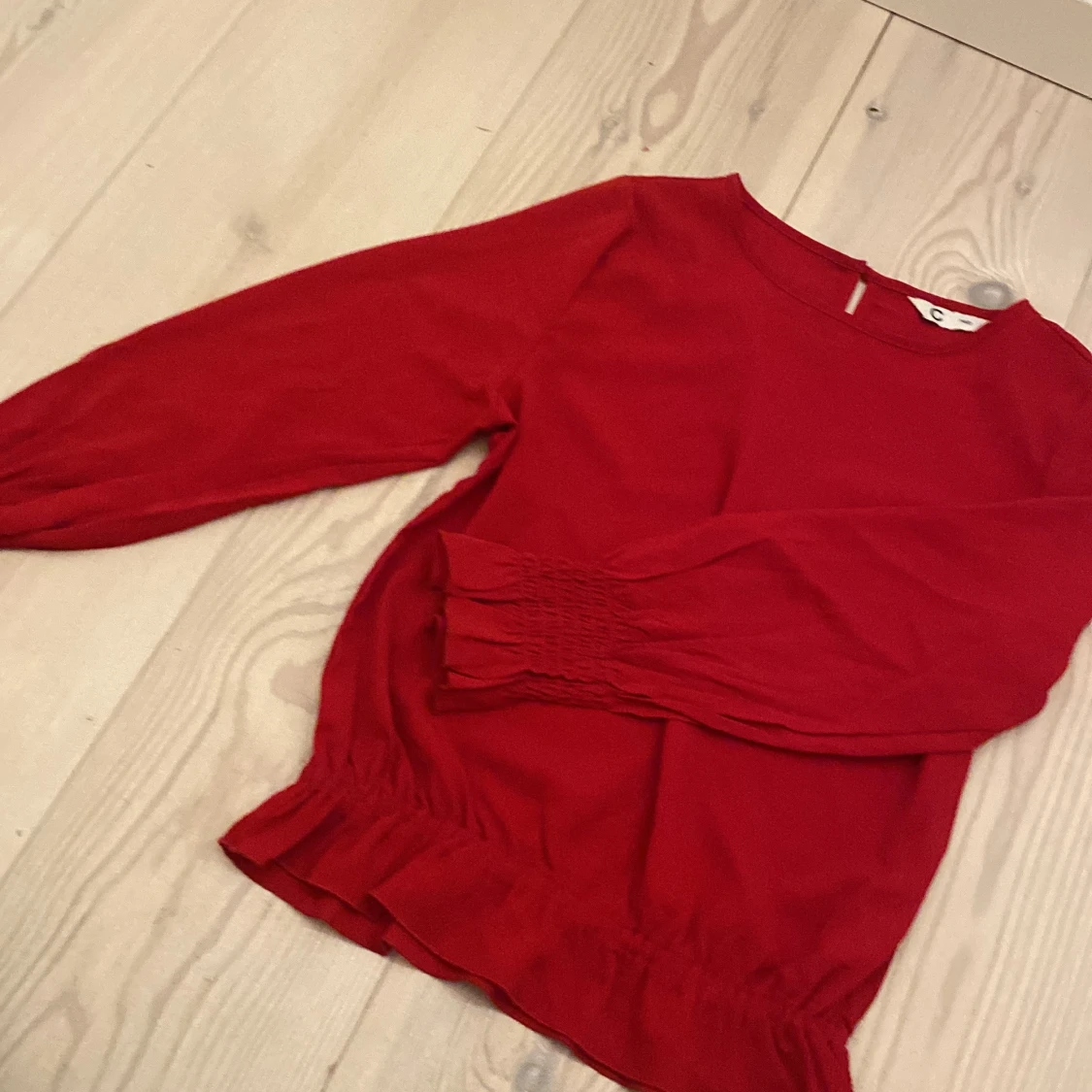 En röd fin blus i storlek 140!💕 - 93