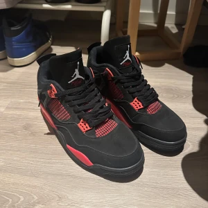 Jordan 4 Red Thunder - Välvårdade Jordan 4 Red Thunder                                Nyskick knappt använda                                                 Sköna och snygga skor som är populära