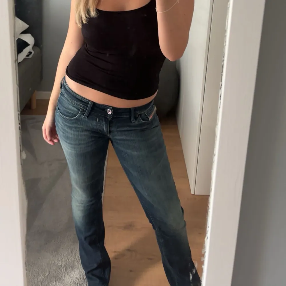 Säljer ett par snygga blå jeans från Diesel i ny skick. De är super low Waist och passar dig som har S/M i byxor, jag är 167 lång och sitter bra💞 skriv gärna innan ni köper. Jeans & Byxor.