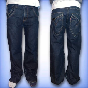Levis jeans - Mörkblå Levis jeans med unika fickor, modellen heter 503 loose. Innerben: 83cm. Midjemått tvärs över: 42cm