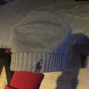 Ralph lauren mössa - Det är ganska många små hål men ingenting man tänker på Kan gå ner i pris lite