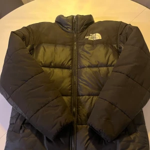 Svart pufferjacka från The North Face - Säljer en svart pufferjacka från The North Face i bra skick. Säljer den då jag inte använder den längre och bara samlar damm. Väldigt skön varm jacka. Perfekt till vintern nu. Nypris 2700kr. Vid frågor är det bara att skriva. Priset är ej hugget i sten  