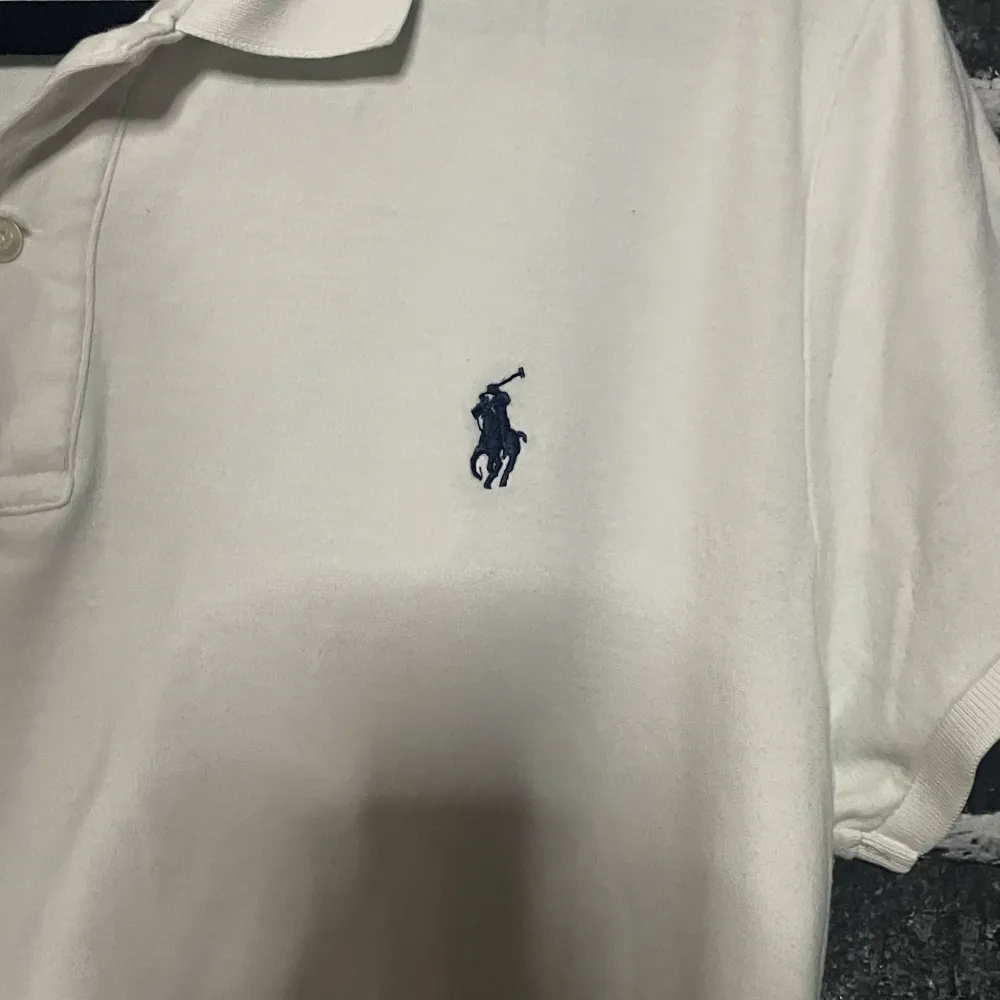 Ralph Lauren pike i bra skick. På etiketten är storleken XL men den sitter som en M enligt mig. Bara att skriva vid frågor 😃. T-shirts.