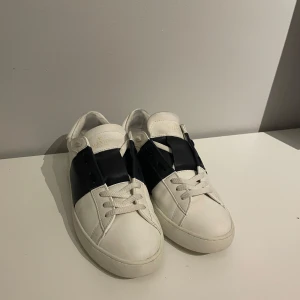 Valentino open - Tjena. Säljer ett par snygga Valentino open. De är i gott skick och lite använda. Jag växte tyvärr ut dem och är därför jag säljer dem. De är perfekta för både sommaren och vintern. Original lådan ingår inte.