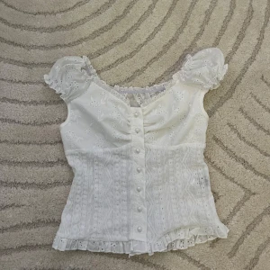 Vit topp med pärlor  - En vit topp med pärlor som inte är lös utan sitter mot huden 💕Aldrig använd 