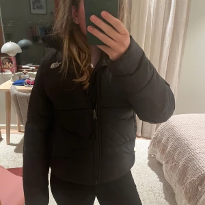 North face jacka  - Säljer denna super fina jacka då den inte kommer till användning! Den är i storlek XS men passar mig som S och skulle även kunna passa någon med storlek M. Ny pris på denna är 3900kr, säljer därför den för 2500kr❤️ Pris kan möjligtvis sänkas vid snabbt köp!!