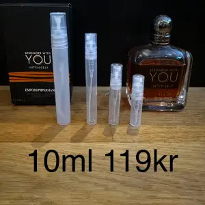 Säljer Emporio Armani Stronger With You Intensely, en herrparfym med doftnoter av vanilj, sötma, amber och kanel. Flaskan är elegant med en rundad kork och rymmer en varm, kryddig doft som är både pudrig och aromatisk. Perfekt för den som vill ha en varm, kryddig och långvarig doftupplevelse. Detta är en tjejmagnet ! Priset står för 10ml. 10ml är ungefär 100st spray. FINNS I 2,3,5,10ML KOLLA PROFILEN FÖR ANDRA STORLEKAR ! 2ml 39kr | 3ml 49kr | 5ml 69kr | 10ml 119kr | 