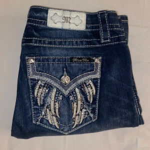 Miss me Jeans  - Säljer mina älskade Miss me jeans då de är för stora för mig. De är bootcut och i storlek 28, har två sträck på framsidan som ej går bort i tvätt. Använd ”Köp nu” eller hör av dig vid frågor 💖