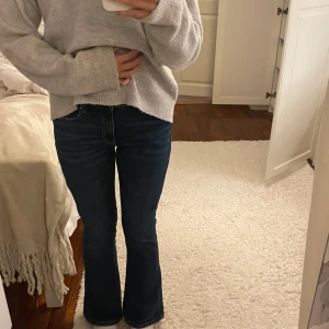Mörkblå low waist jeans Gina Tricot - Säljer dessa low waist bootcut jeans från gina eftersom de aldrig kommer till användning, de är knappt använda! (skriv privat om ni vill ha fler bilder)💓💓