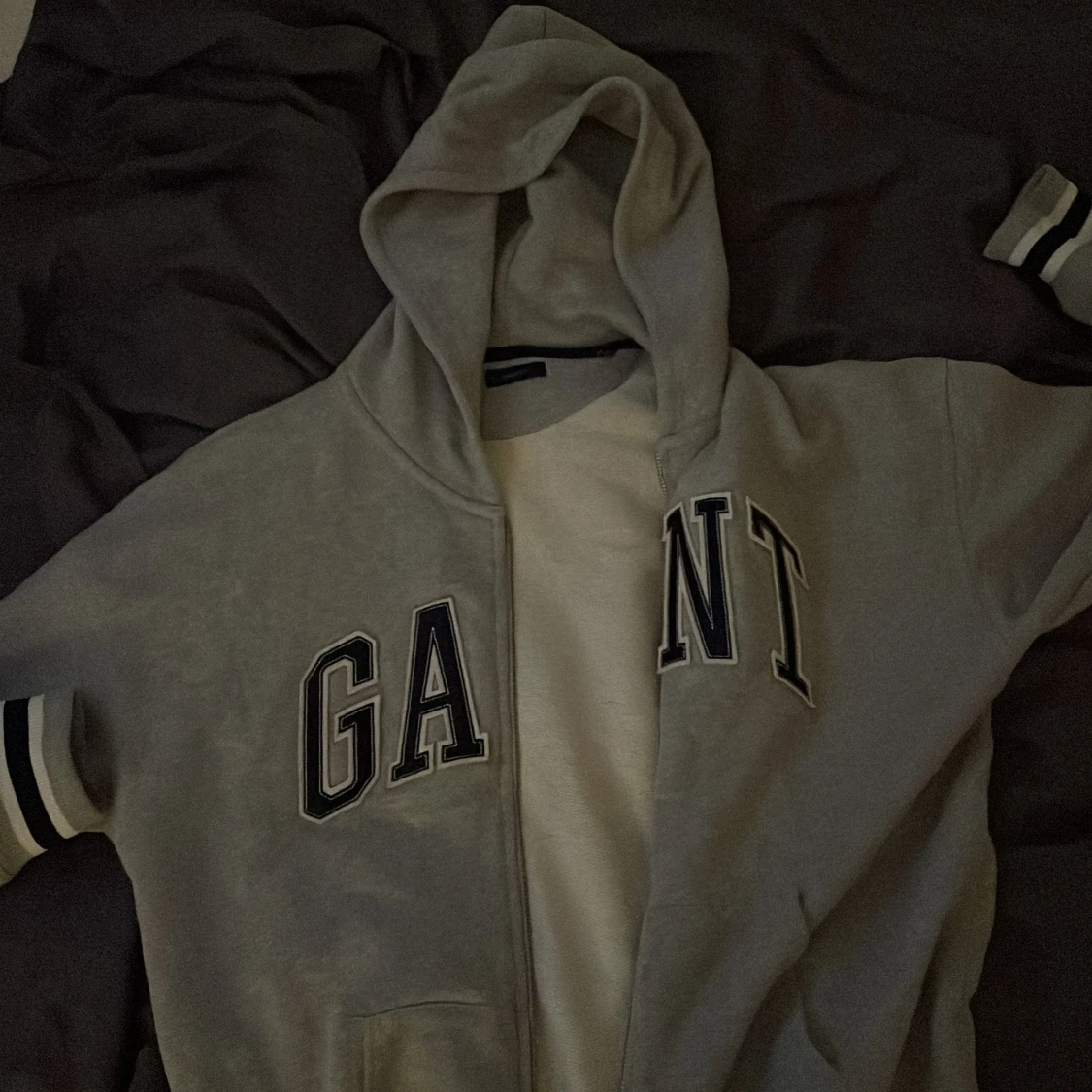 Grå hoodie från GANT - 91