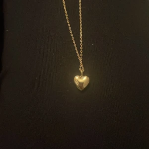 Guldigt halsband med hjärthänge - Använder inte guld längre. Från glitter