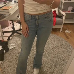 Blå jeansbyxor - Är 160 cm. blå jeansbyxor i bra skick. De är låg/medjum högmidjade. Jätte jättefina! Är från Gina Young i storleken 158 men passar som Xs/34
