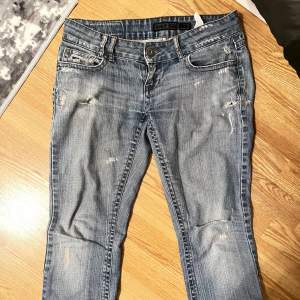 Säljer ett par snygga blå Lågmidjade bootcut jeans från ONLY i bra skick. De har en cool slitningseffekt(sista bilderna) samt ett litet hål. Perfekta för vardagsbruk och kan matchas med nästan vad som helst. Jätte trendiga och snygga!!!pris kan diskuteras❤️