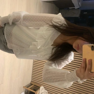 Jättefin genomskinlig vit blus med volanger  - Jättefin men den kommer tyvärr inte till användning 