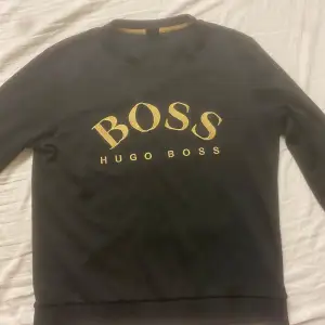 Säljer nu min Hugo boss sweatshirt som jag köpte här på Plick för 600kr, har inte använt den alls mycket då den var för liten för mig. Den är i storlek M men passar S då den är liten i storleken, annars är den i mycket bra skick. Skriv vid några funderingar.