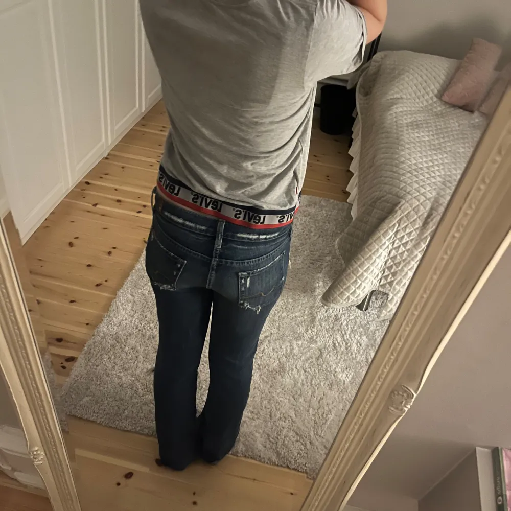 Säljer en grå levi’s tröja som ej kommer till användning längre. Använde den förut som pyjamas då den är superbekväm. Den är i storlek 152, men passar mig väldigt bra (jag är 164).❤️. Puserot.