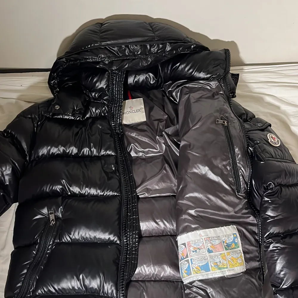 Säljer en snygg svart pufferjacka från Moncler i mycket bra skick. Jackan har en glansig finish och är perfekt för vintern. Köpt 1 vecka sedan och kände att den inte passar min still. Köpt för 2500. Säljs för 2000. Pris kan diskuteras. Jackor.