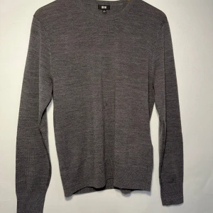Grå tröja från Uniqlo - Säljer en stilren grå tröja från Uniqlo i storlek XS. Den är i mycket bra skick och perfekt för både höst och vinter. Tröjan är långärmad och gjord av ett mjukt material som känns skönt mot huden. Passar perfekt för en casual look eller som lager under en jacka. Pris kan diskuteras 🤝 