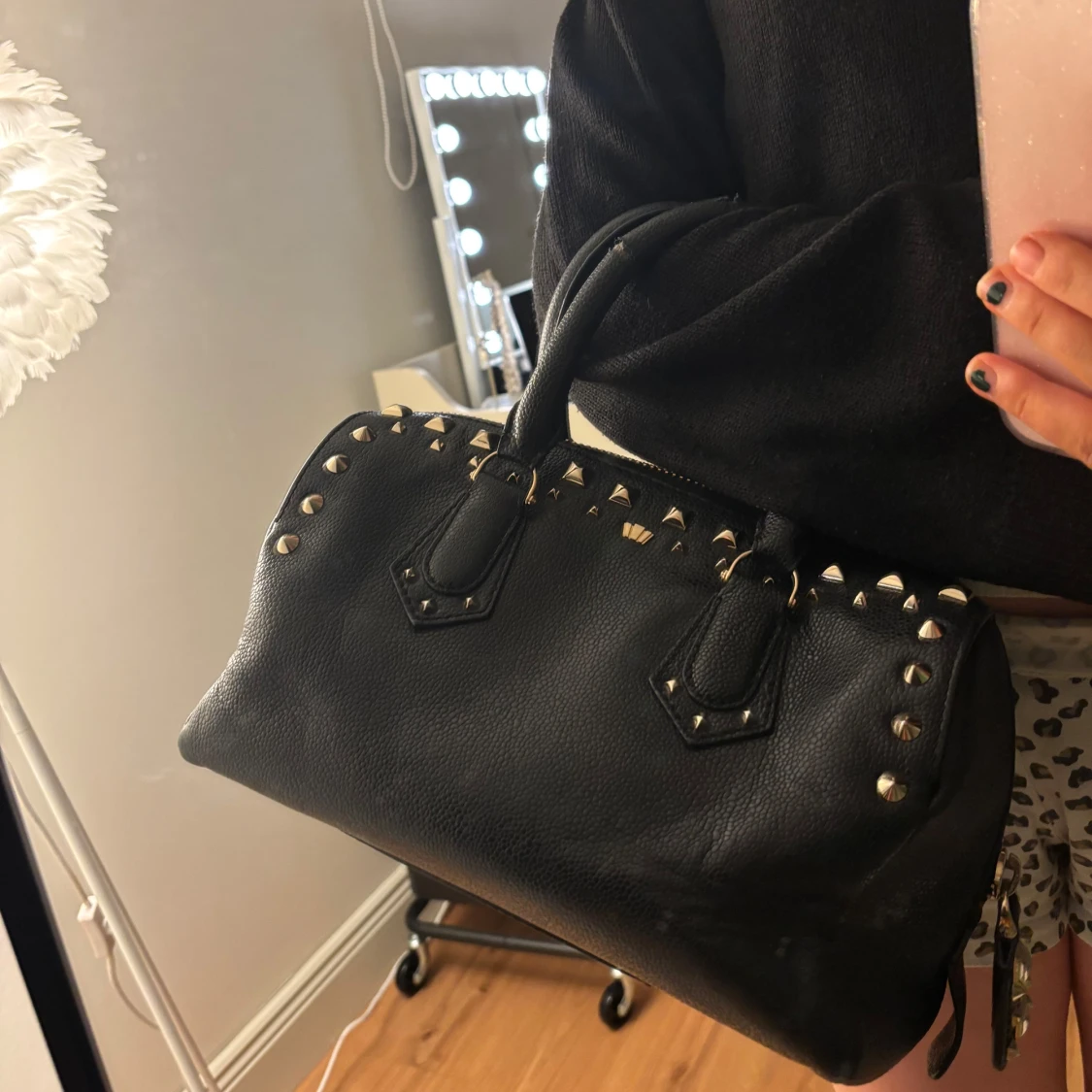 Svart handväska med nitar