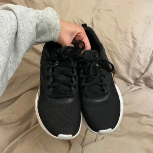 Svarta sneakers/träningsskor - Sparsamt använda träningsskor, endast använda inomhus. Säljer eftersom jag har ett par andra jag använder. Vit sula och detaljer i beige. Funkar för både vardag och träning. De är i mycket bra skick. Storlek 38,5! 