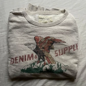 RALPH LAUREN CREWNECK - Tjena, säljer en riktigt fet crewneck från RL. Tröjan har en unik och jävligt det design. Storlek är M. Färgen är typ beige grå. Hör gärna av dig vid frågor, priset är inte hugget i sten!