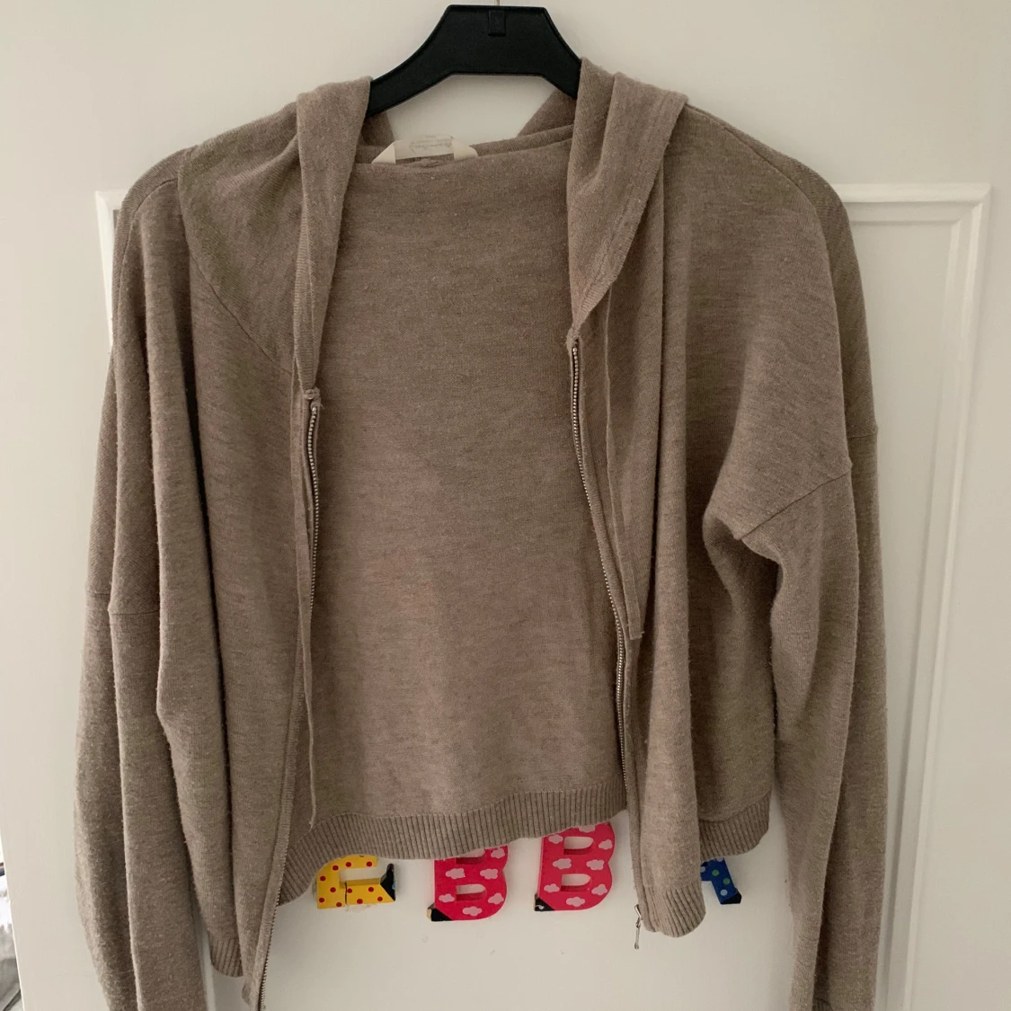 Beige hoodie med dragkedja från intimissemi  - 91