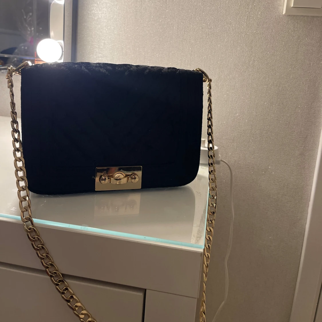 Svart quiltad axelväska med guldkedja - 91