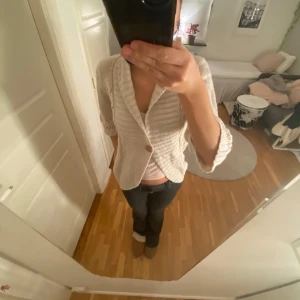 Beige stickad kofta från Vila - Säljer en superfin beige stickad kofta från Vila i storlek S. Den har en mysig och varm känsla med trekvartsärmar och knappar framtill. Perfekt för höst och vår när du vill ha något bekvämt men ändå stilrent. Passar både till vardags och lite finare tillfällen😋