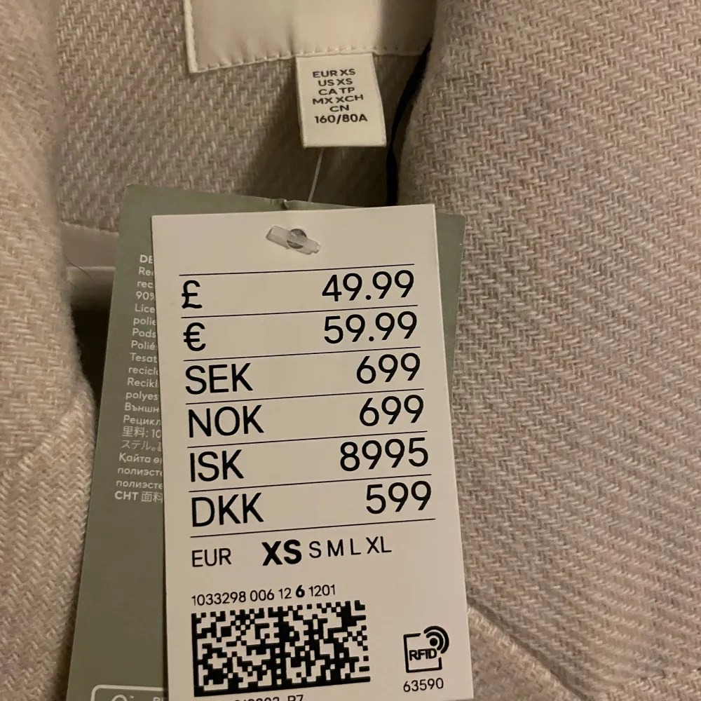 Säljer en  beige kappa från H&M i storlek XS. Den har en klassisk design med långa ärmar och knappar framtill. Perfekt för höst och vinter, och ger en stilren look till vilken outfit som helst. Ny med prislapp kvar!. Jackor.