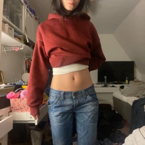 Bootcut jeans från Miss Sixty - Säljer ett par snygga bootcut jeans från Miss Sixty. De har en klassisk femficksdesign med coola sömmar på bakfickorna. Jeansen är i bra skick och har en lågmidjad passform som ger en avslappnad look. Perfekta för vardagsbruk eller en utekväll!