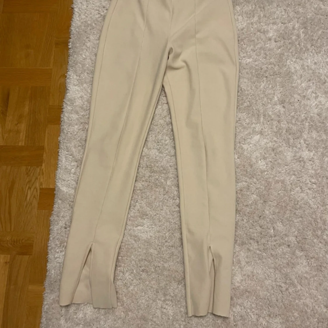 Beige byxor med slits - 90