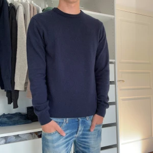 John henric 100 kashmir - Tjena! Säljer nu denna riktigt schyssta 100% kashmir tröjan ifrån john henric. Den är i mycket bra skick då jag tagit väl hand om den. Tveka inte på att höra av er vid fler frågor eller funderingar!🙌🏽