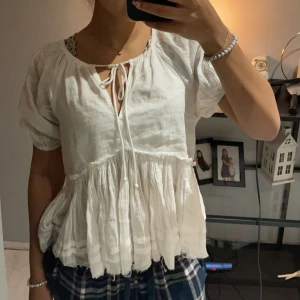 Vit blus med knyt och volang -  vit blus med knyt framtill och volangdetaljer. Skriv för mer info 🩷