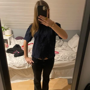 Mörkblå blus - Säljer en snygg mörkblå blus med korta ärmar. Perfekt för både vardag och fest. Blusen har en lös passform och är gjord i ett lätt material som känns skönt mot huden. Köpte för 500kr och är knappt använd💕
