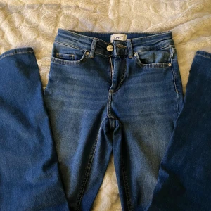 Blå jeans från ONLY - Säljer ett par snygga blå jeans från ONLY i storlek XS. De är i mycket bra skick och använda fåtal gånger. Midjan är 35 cm men stetchigt material.💕