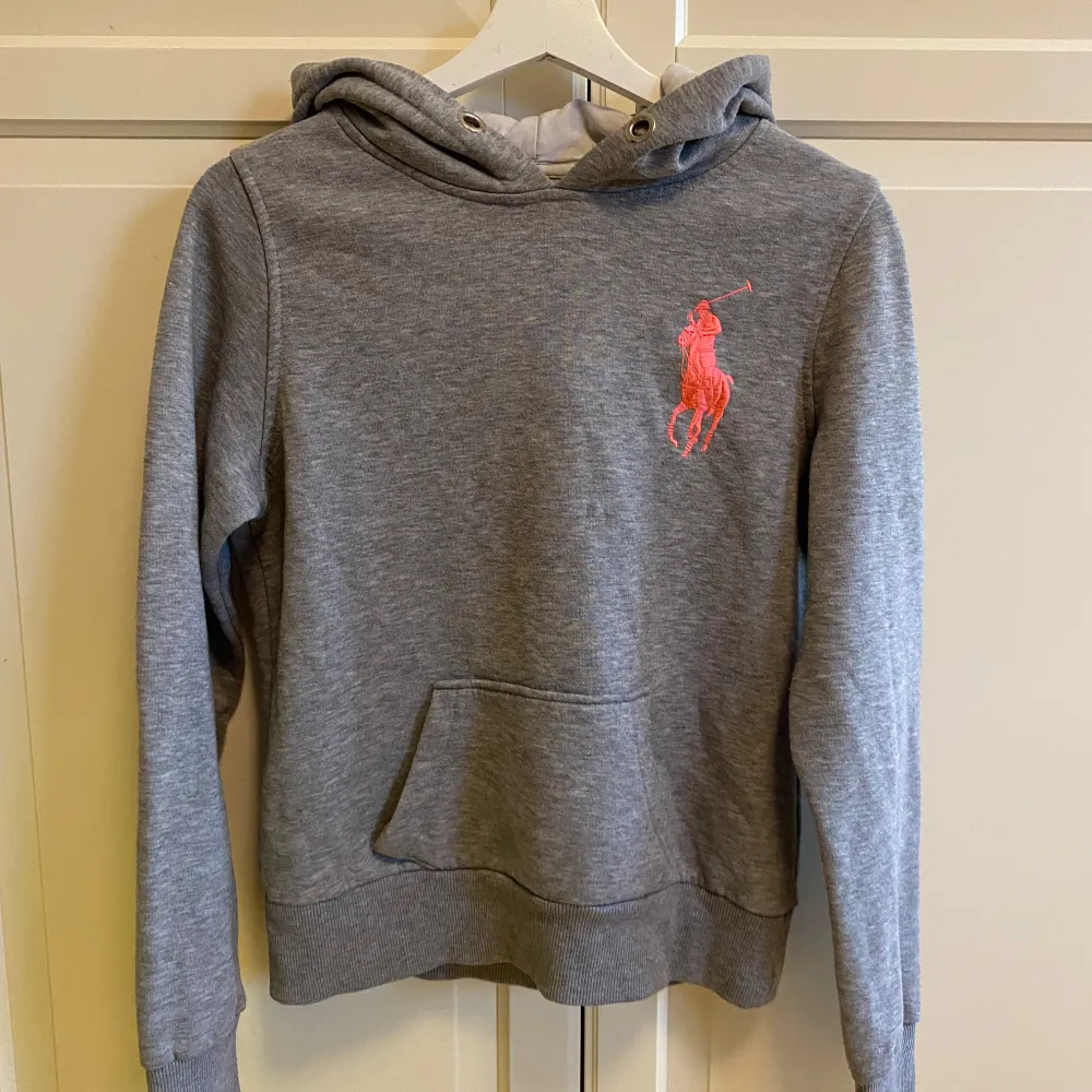 Säljer en snygg grå hoodie från Ralph Lauren med en stor rosa logga på bröstet. Liten i storleken💕. Tröjor & Koftor.