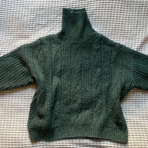 Mörkgrön stickad polotröja - Mörkgrön stickad polotröja. Kabelstickad från monki. Perfekt för vintern! 😍😍