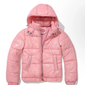 Rosa pufferjacka med huva - Säljer en superfin rosa pufferjacka med glansig yta och huva. Jackan har dragkedja framtill och två fickor. Perfekt för kyliga dagar och ger en härlig pop av färg till din outfit! 🧥💖