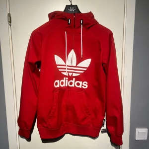 Skidjacka adidas - Säljer en fet skidjacka inför skidsäsongen! Storleken är xs men den sitter som en M/L