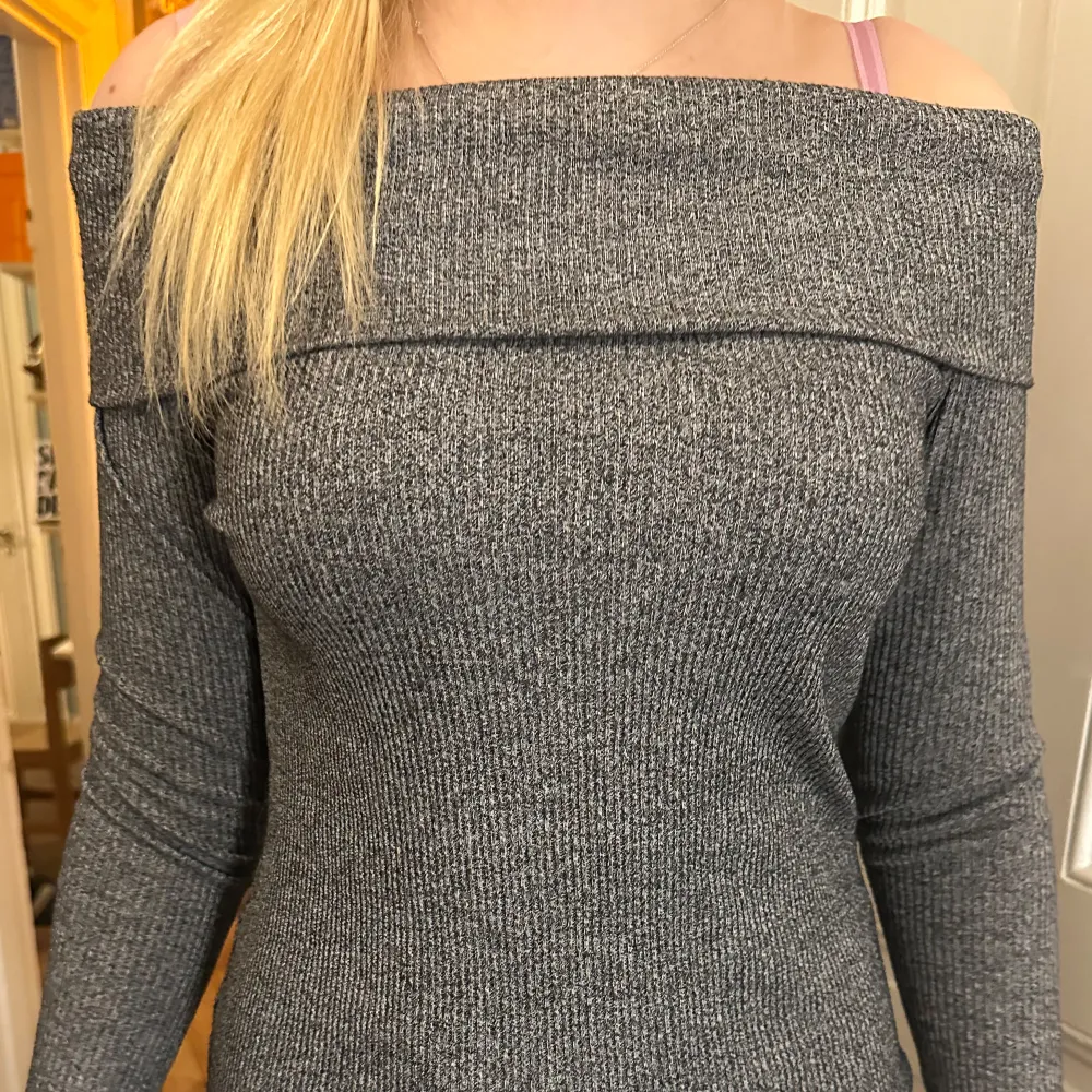 Säljer en snygg grå offshoulder. Storlek L men passar på mig som brukar ha S. Tröjor & Koftor.