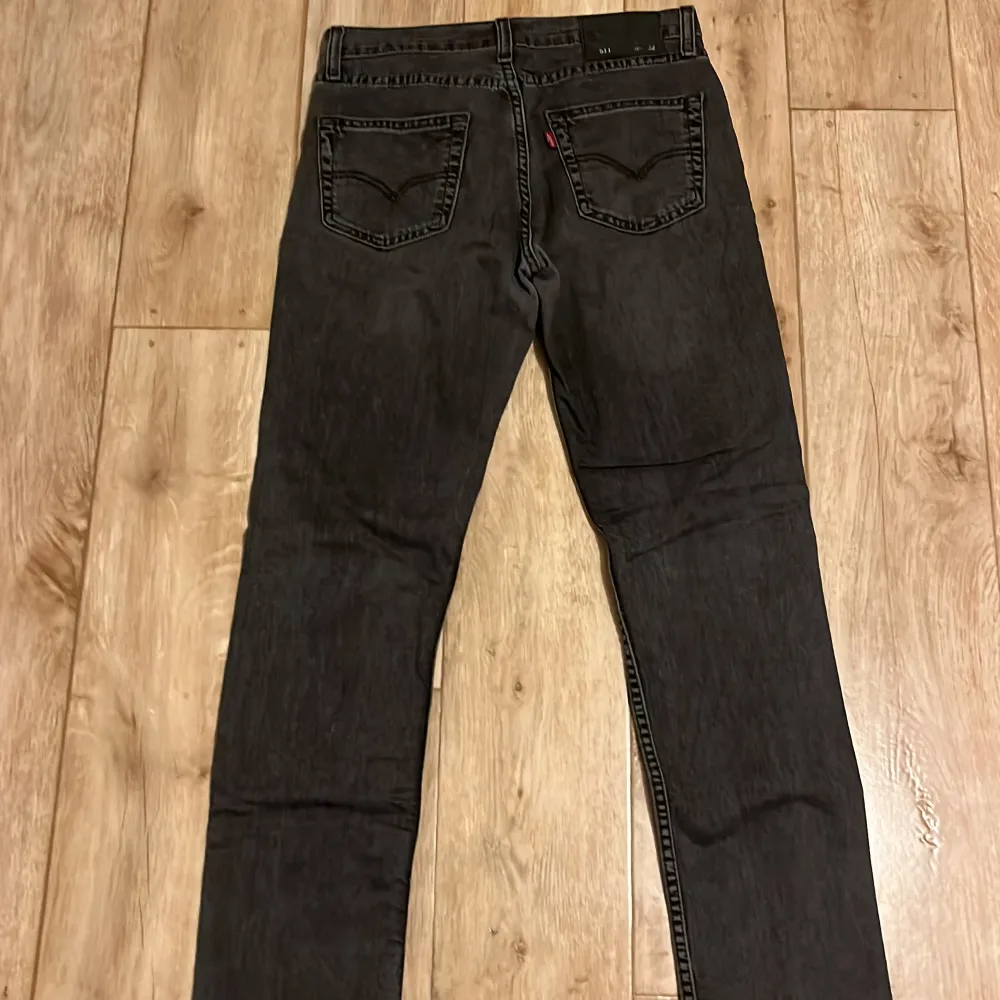 grå/svarta levis jeans, mycket fint skick förutom att lappen där bak har nöts bort, . Jeans & Byxor.