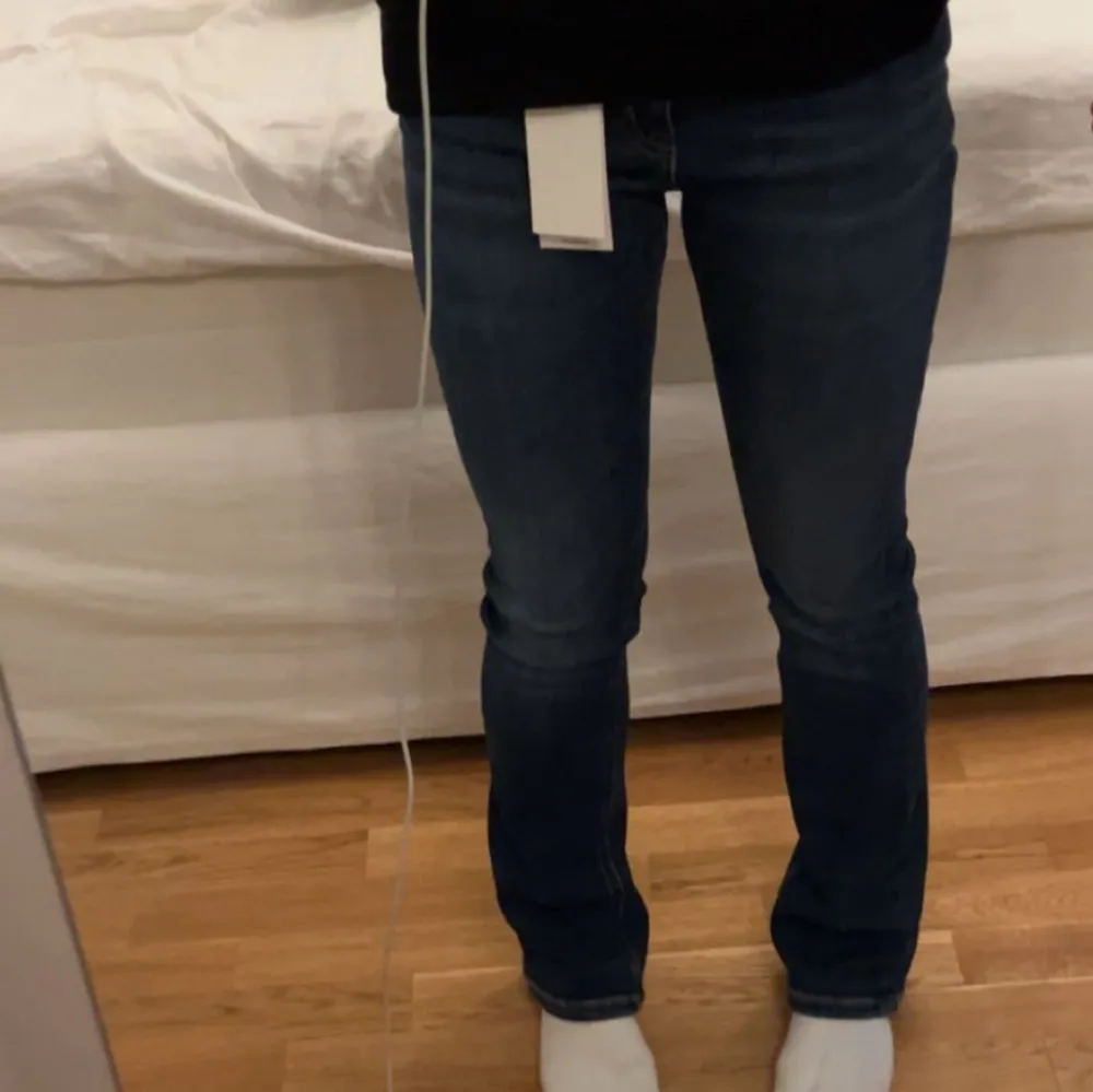 Säljer ett par snygga blå calvin Klein jeans . De är i bra skick och säljer de för att de inte kommer till användning. De är midwaist. Nypris 800. Jeans & Byxor.