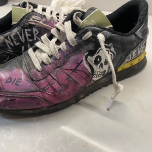 Valentino rockrunners custom painted - Skorna är i rätt så bra kvalitet. De är lite smutsiga men det går att fixa på 5 minuter. Ingen box finns till. Det är Äckta och köptes av en vän som råkat ta sönder boxen. Pris går att diskuteras, tar gärna byten 
