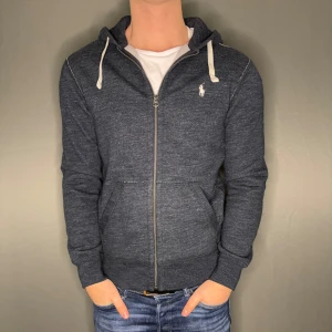 Ralph Lauren zip hoodid - Hej säljer nu min fina Ralph Lauren zip hoodie i storlek S. Den är i nyskick och kommer vara otroligt snygg i höst/vinter. Nypris cirka 2300kr! Vi kommer att sälja liknande produkter nu närmare vinter så glöm inte följa profilen!🌊🍾