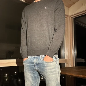 Grå tröja från Polo Ralph Lauren - Säljer en as fet grå tröja från Polo Ralph Lauren. Den är i mycket bra skick. Hör av er vid minsta fundering!