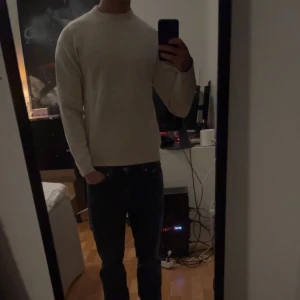Beige tröja från Zara - Säljer en stilren beige tröja från Zara. Den är i hyfsat bra skick och är i storlek small men sitter lite mindre.