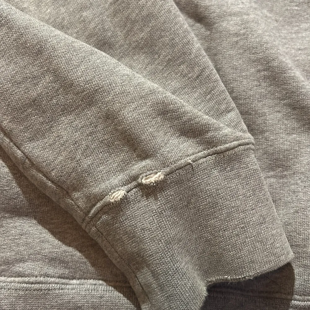 Säljer en stilren grå hoodie från Sandro Paris. Den är i bra skick med en klassisk passform. Perfekt för både vardag och chill. Huvan har dragsko och ärmarna är ribbade för extra komfort. Lite slitet på ena armen. Passar till allt! Pris kan diskuteras!!. Tröjor & Koftor.