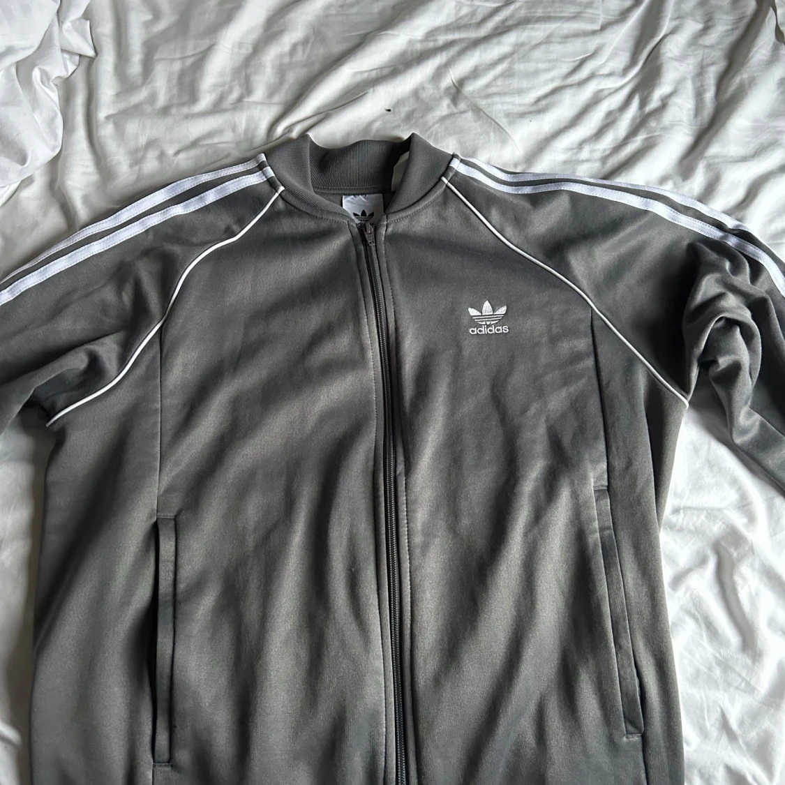 Grå träningsjacka Adidas