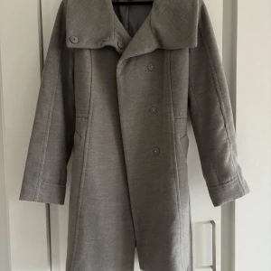 Snygg vinterkappa - Snygg och mysig vinterkappa i grått! 🐨 Köpt från H&M för ett par år sedan, så den finns inte längre i deras sortiment. Men trots det är den bara använd få gånger, så i väldigt bra skick. Vid intresse för den kan man få fler bilder t.ex på passform! 🩶
